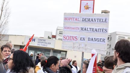 The caregivers demonstrate to denounce their working conditions in front of the Forez hospital in Montbrison in the Loire, December 5, 2024. (Sonia Barcet / Maxppp)