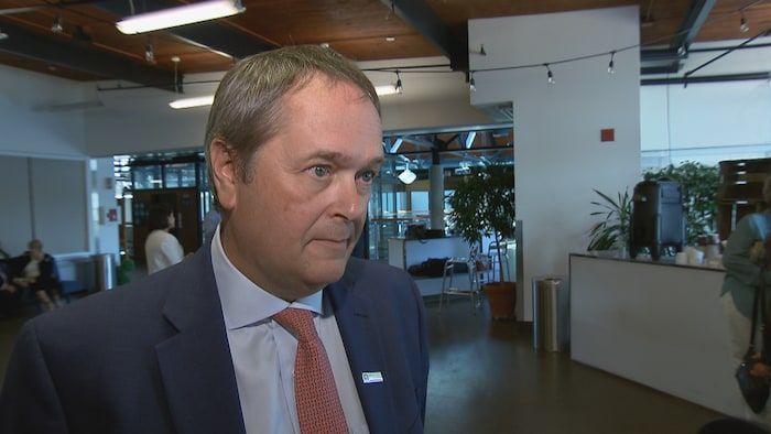 Man standing in an interview
