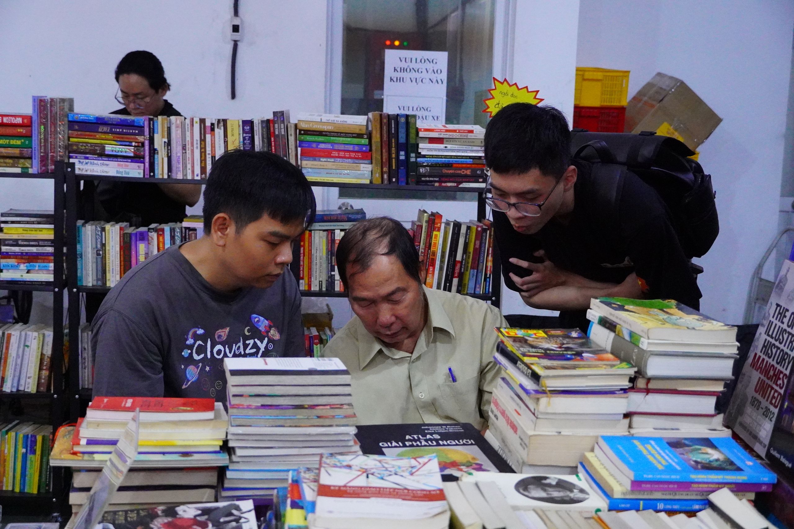 What's at the Dien Vi book is attracting young people? - Photo 1.