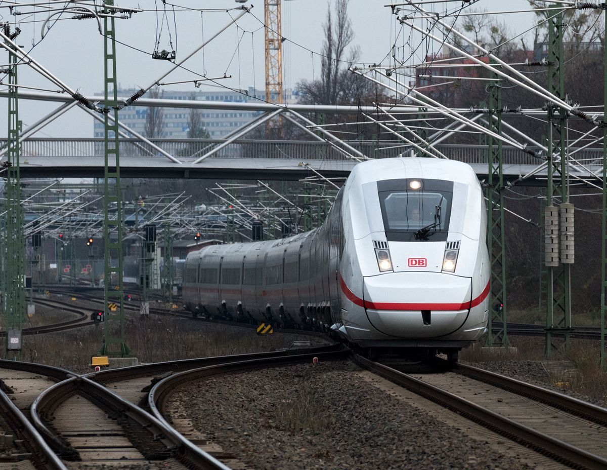 Ice 4 high -speed train from Deutsche Bahn, composed of 12 cars, circulating at Berlin Südkreuz station. Ice 4 high -speed train from Deutsche Bahn, composed of 12 cars, circulating at Berlin Südkreuz station.