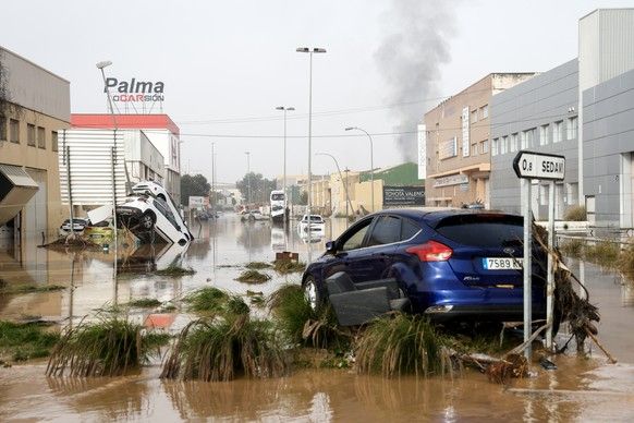 epaselect epa11692161 Damaged vehicles lie amidst flood waters at an industrial complex in Sedavi, in the province of Valencia, eastern Spain, 30 October 2024. The intense rainfall impacting the easte ...