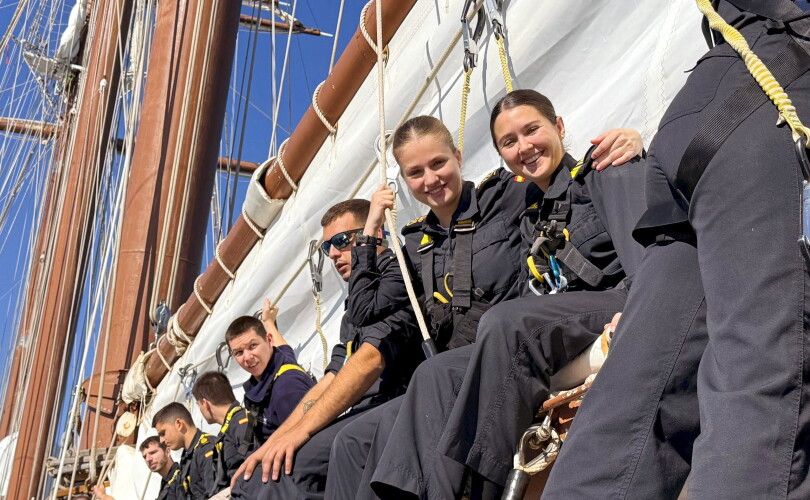 Leonor of Spain surrounded by his comrades on the Elcano school boat.