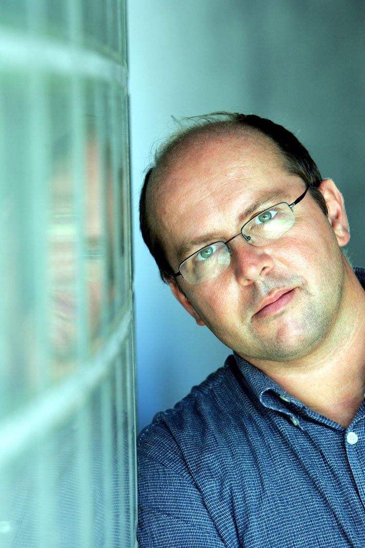 Philippe Wanner, director of the Swiss forum for the study of migration, supported against a wall, thoughtful look. Philippe Wanner, director of the Swiss forum for the study of migration, supported against a wall, thoughtful look.