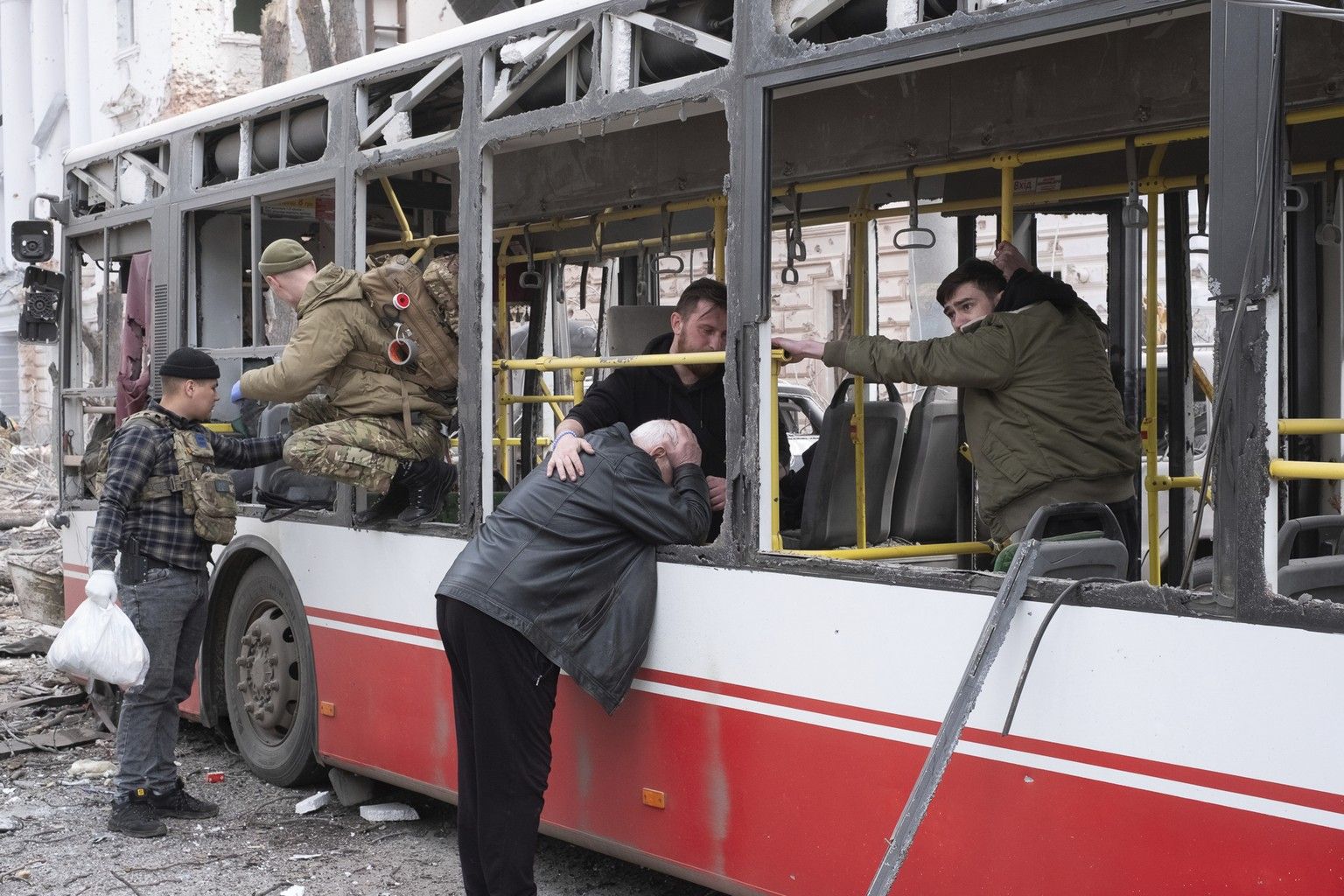A man cries as he leans on the bus that was hit by a Russian missile on Sumy, Ukraine, Sunday April 13, 2025. (AP Photo/Volodymyr Hordiienko) APTOPIX Russia Ukraine War