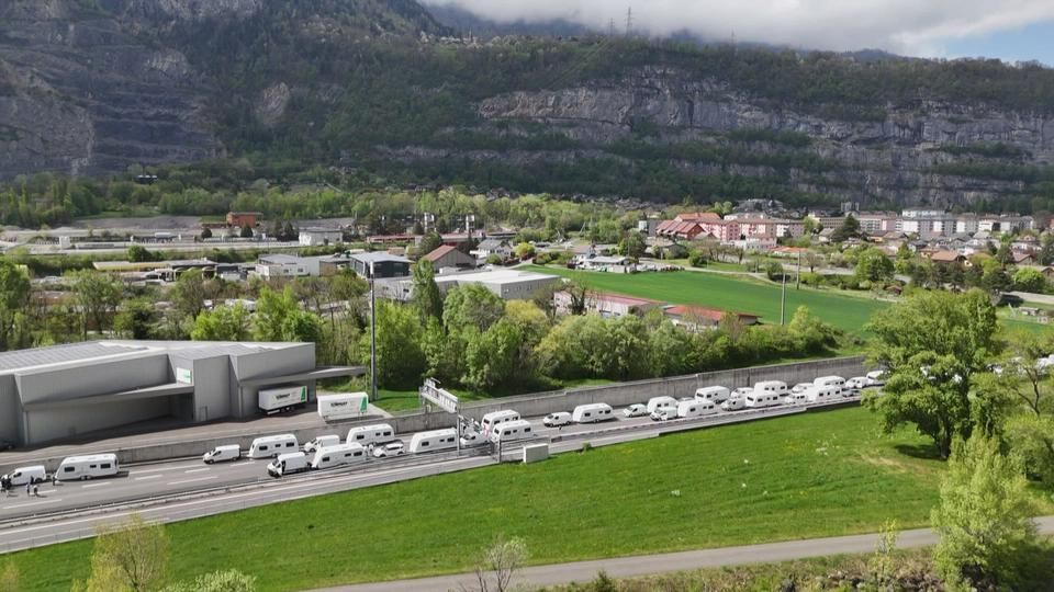 Forty caravans of travelers blocked the A9 in Valais