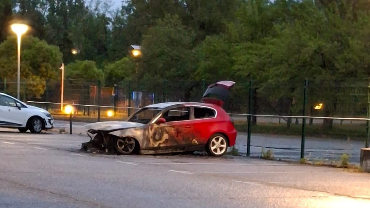 A vehicle burnt down in front of Tarascon prison in Lanuit from Tuesday to Wednesday April 16, 2025. A vehicle burnt down in front of Tarascon prison in Lanuit from Tuesday to Wednesday April 16, 2025.