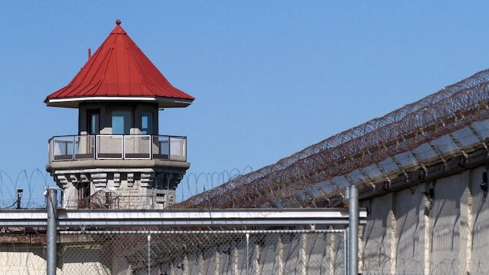 Photo of the walls with barbed wire from Collins Bay prison in Kingston.