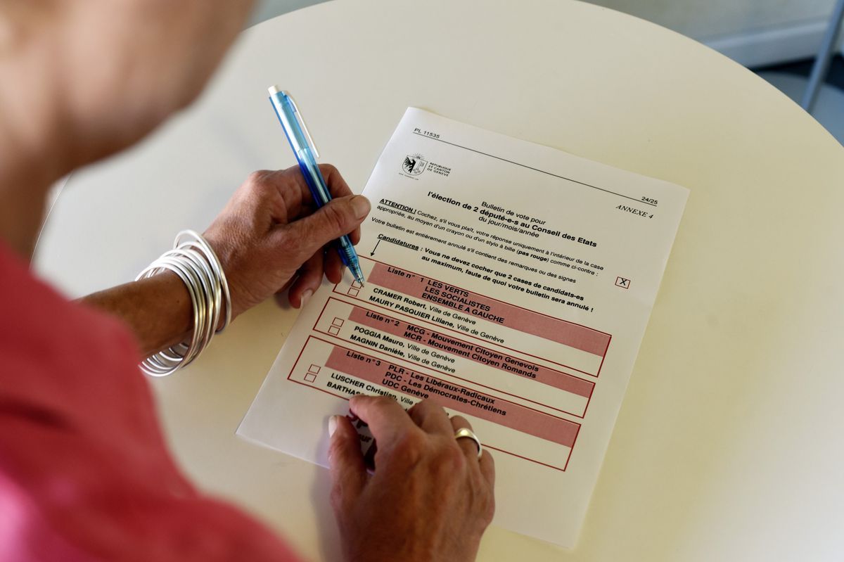 Person filling a ballot for the elections of deputies to the Council of States in Geneva, 2015. Photo credit: Laurent Guiraud. Person filling a ballot for the elections of deputies to the Council of States in Geneva, 2015. Photo credit: Laurent Guiraud.