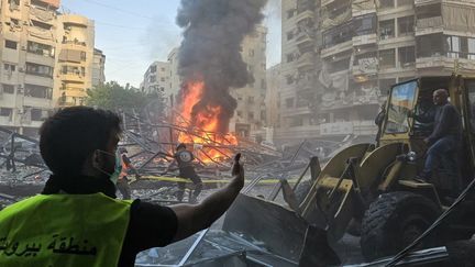 Rescuers intervene on the site of an Israeli strike in the suburbs of Beirut (Lebanon), April 27, 2025. (AFP)