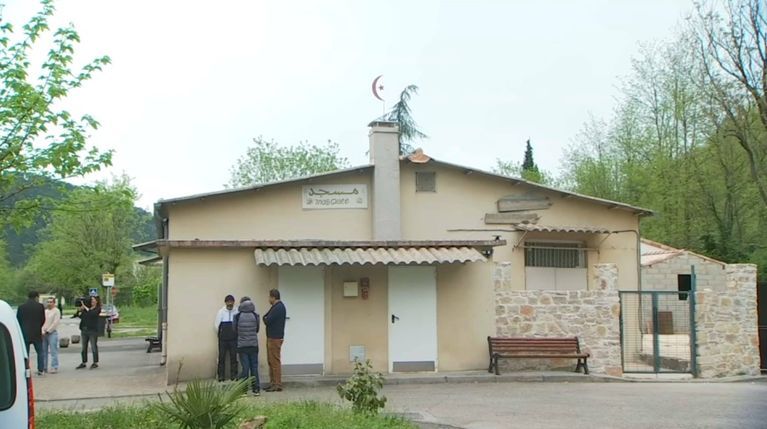 In front of the Khadidja mosque of the Grand-Combe (Gard), this Sunday.