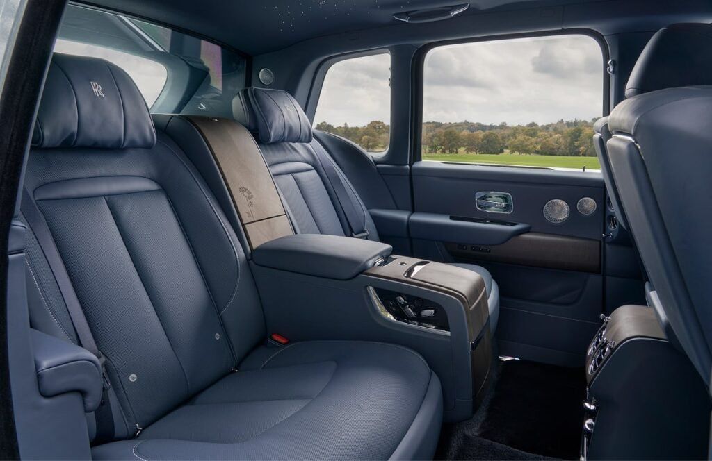 The Marguerite's motif is found on the blackwood wood surface between the rear seats - © Rolls -Royce