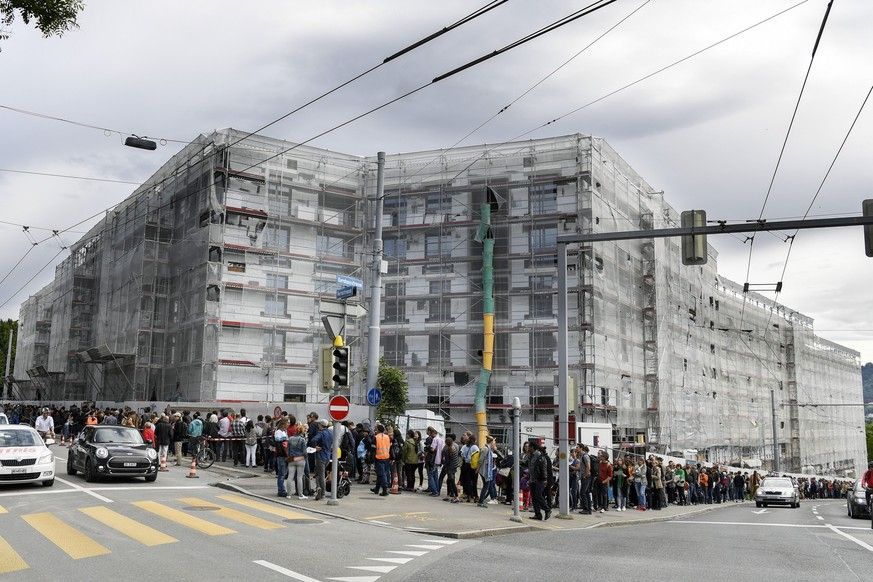 Gigantic snake of those seeking apartments when visiting a model apartment of the Kronenwiese housing estate in the Zuerch district of Unterstrass on Friday, June 3, 2016. On the crown meadow first ...