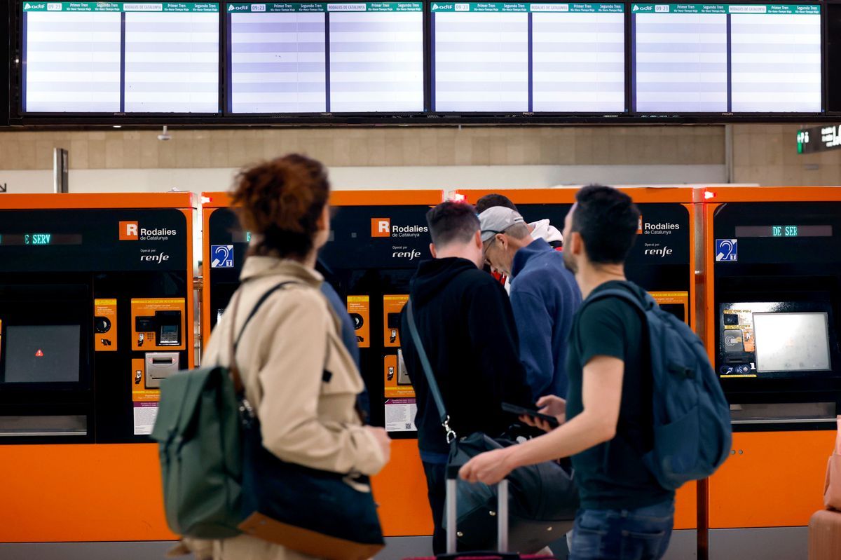 People awaiting the resumption of rail services at Sants station after an electric breakdown in Spain, Barcelona, April 29, 2025. People awaiting the resumption of rail services at Sants station after an electric breakdown in Spain, Barcelona, April 29, 2025.