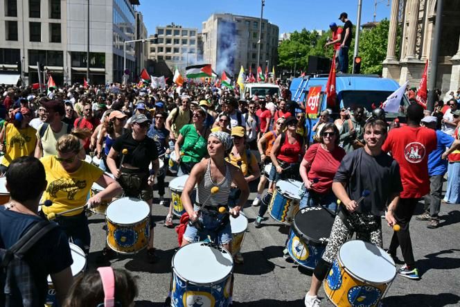 Protesters playing the drum paraded during a 1ᵉʳ-Mai rally in Marseille, on May 1, 2025.