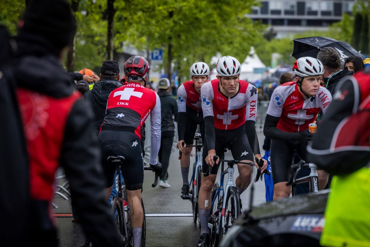 Cyclists when the Tour de Romandie 2024 in Vernier arrives, in the rain, with Swiss cross jerseys. © Magali Girardin Cyclists when the Tour de Romandie 2024 in Vernier arrives, in the rain, with Swiss cross jerseys. © Magali Girardin
