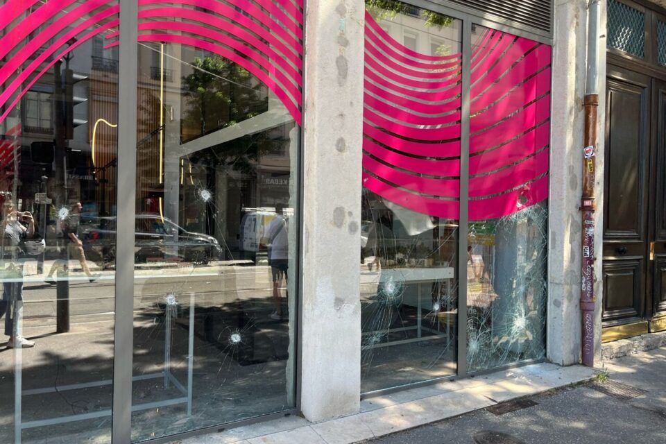 The 6th real estate real estate agency attacked by thugs.