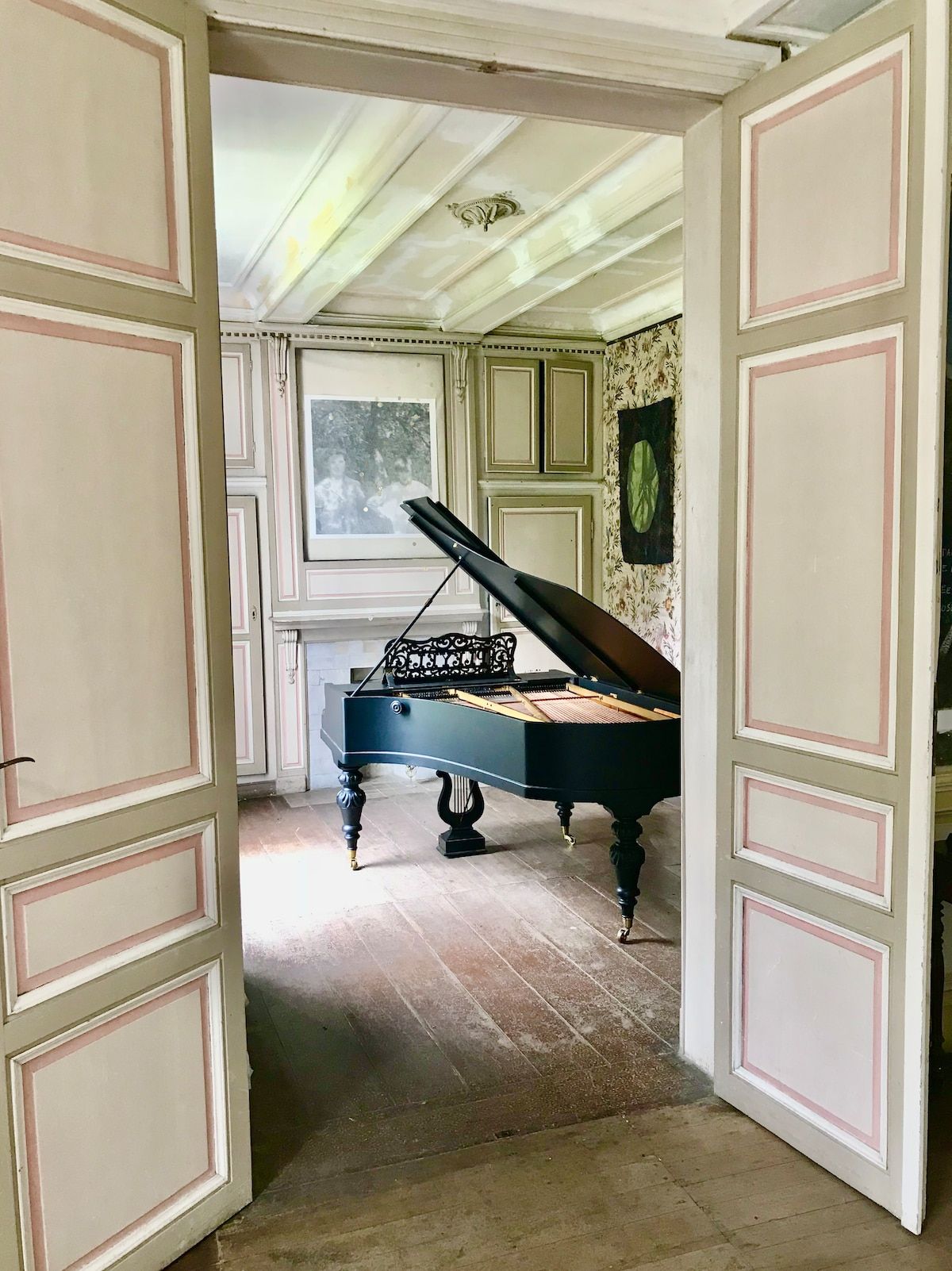 In Thozée, at the time of the Rops, the music of a tail piano resonated in the castle. The Congratal Fund Rops had this old Pleyel brand instrument restored and reactivated which had reintegrated the castle in 2018 after a long stay in furniture storage, the time for the work.