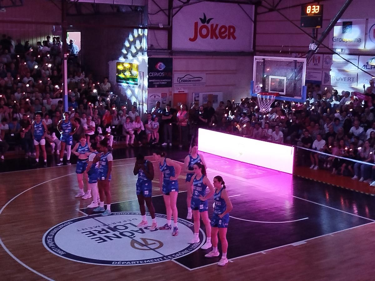 During the presentation of the Landes basketball team, tinged with purple with pink spots on blue tunics.