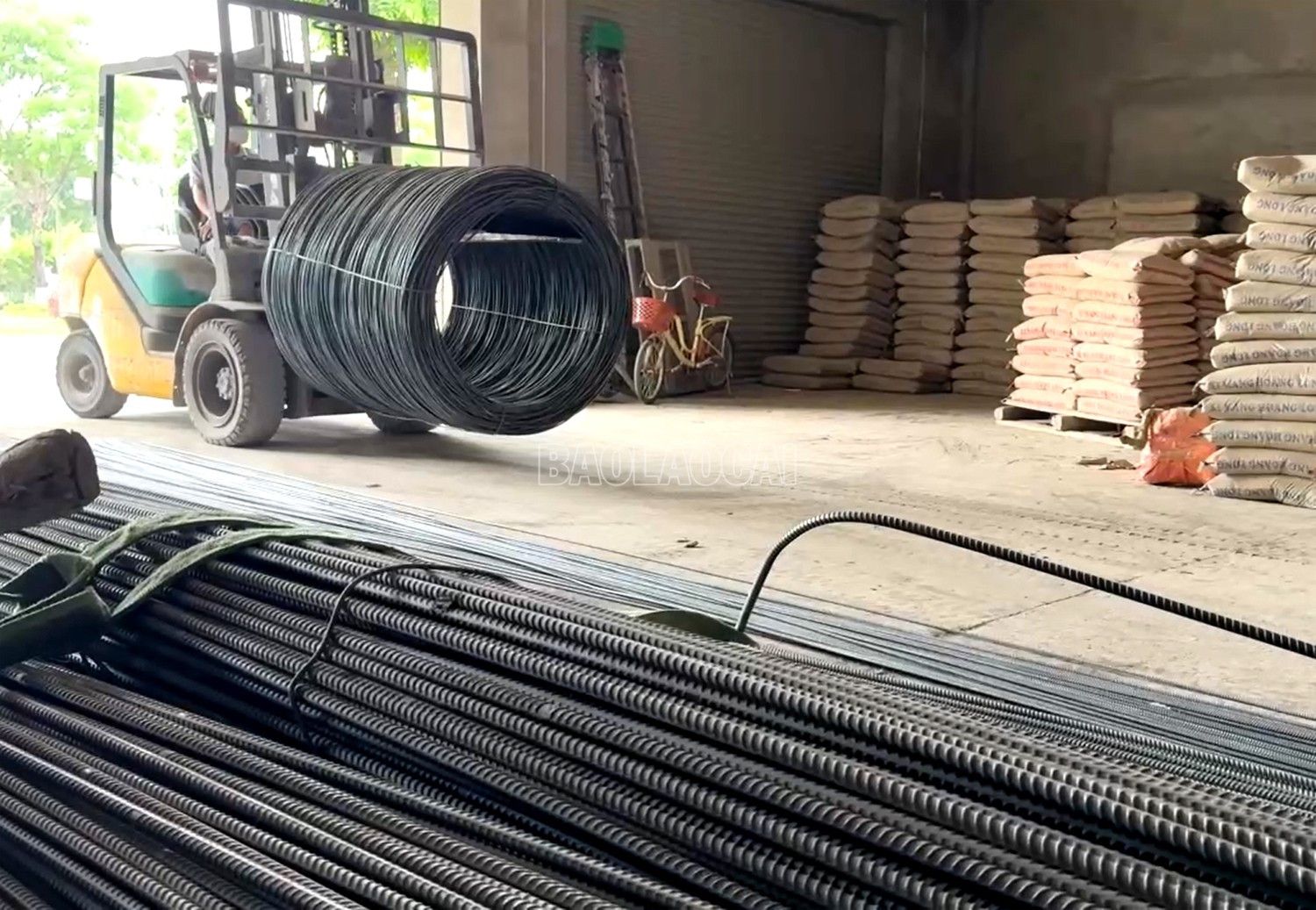 Steel is commonly used on the Lao Cai market. jast-1.jpg