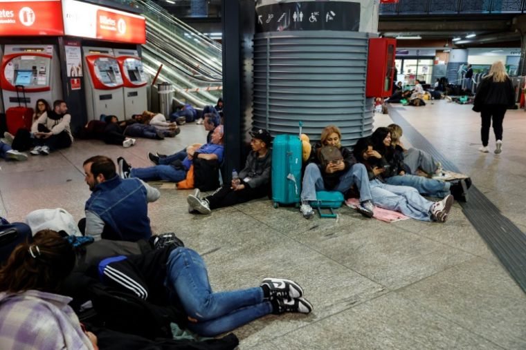 Travelers preparing to spend the night at Atocha station in Madrid because of the giant electricity failure, April 28, 2025 (AFP / óscar del pozo)