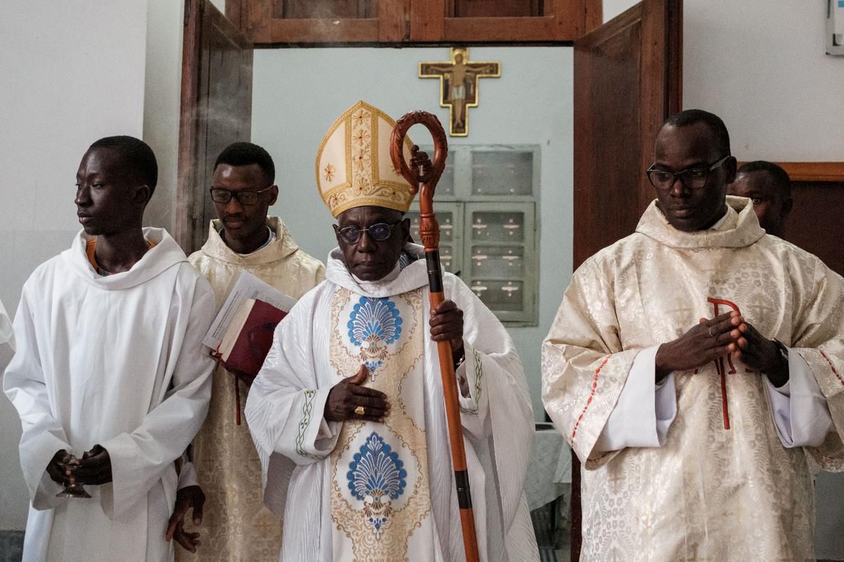 The Guinean cardinal Robert Sarah, during a mass in Dakar in 2023. His name is often cited among the favorites, on the side of the most conservative.