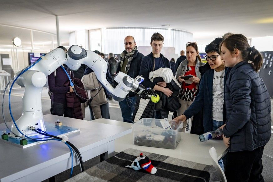 People look at a robot that reproduces human agilitis in the program