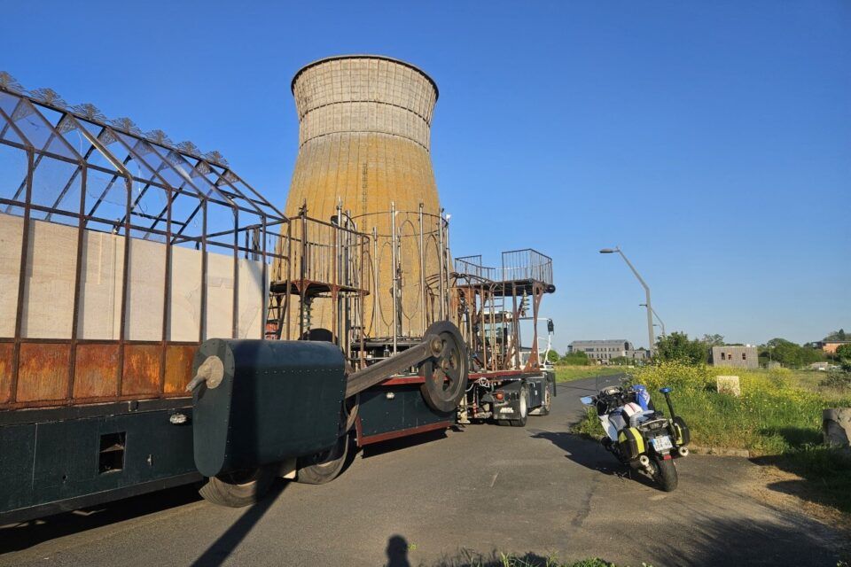 The large constituent modules of the caravan of the Caen millennium parade passing in front of the emblematic refrigerant of the old SMN site.