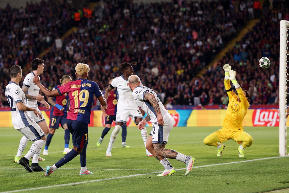 BARCELONA, SPAIN - APRIL 30: Yann Sommer of FC Internazionale saves a shot from Lamine Yamal of FC Barcelona during the UEFA Champions League 2024/25 Semi Final First Leg match between FC Barcelona and FC Internazionale Milano at Estadi Olimpic Lluis Companys on April 30, 2025 in Barcelona, Spain. (Photo by Carl Recine/Getty Images)