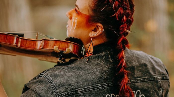 The violinist is back with her violin.