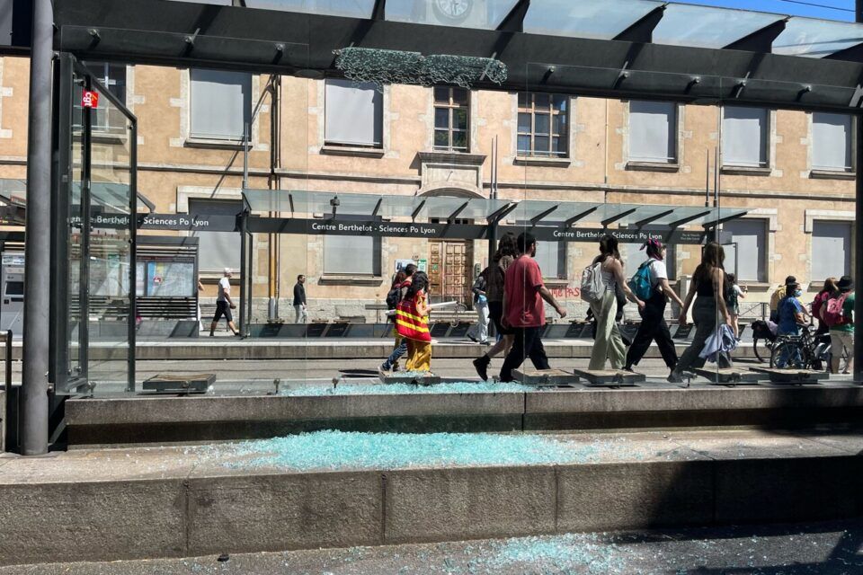 A tram stop broken on the sidelines of the demonstration of the 1st-May, avenue Berthelot.