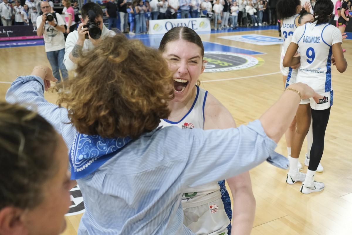 The joy of Luisa Geiselsöder and Marie-Laure Lafargue with the final whistle.