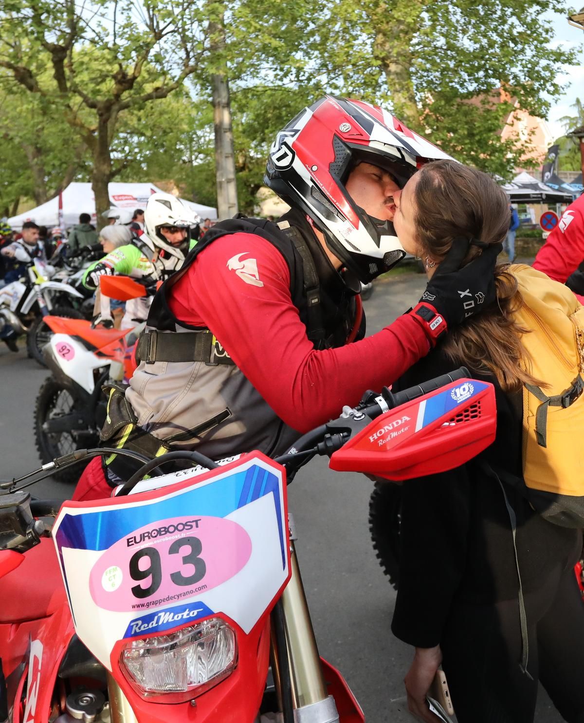 A little kiss from Morgane for Lilian Chanet, from Tursac, at the start.