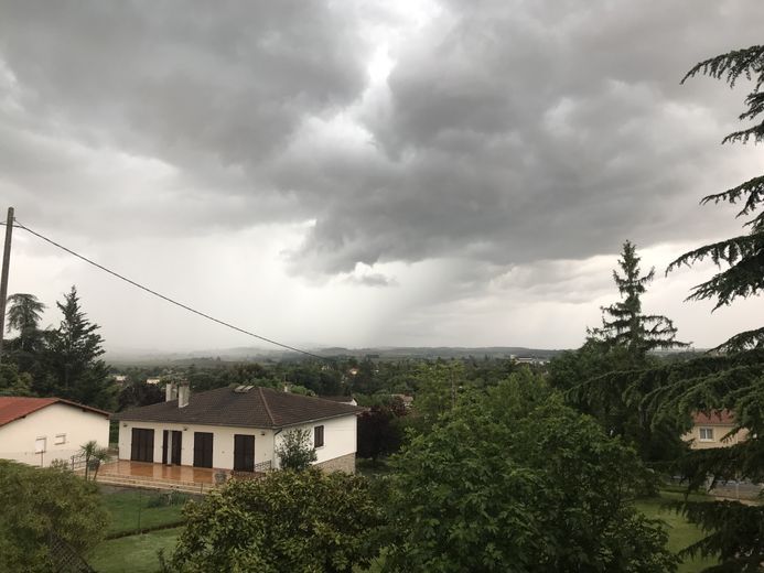 From the heights of Beaumont-de-Lomagne, we can distinguish the cell thunderstorm which literally drowned the hillsides of Escazeaux and Faubaas, in the direction of Toulouse.