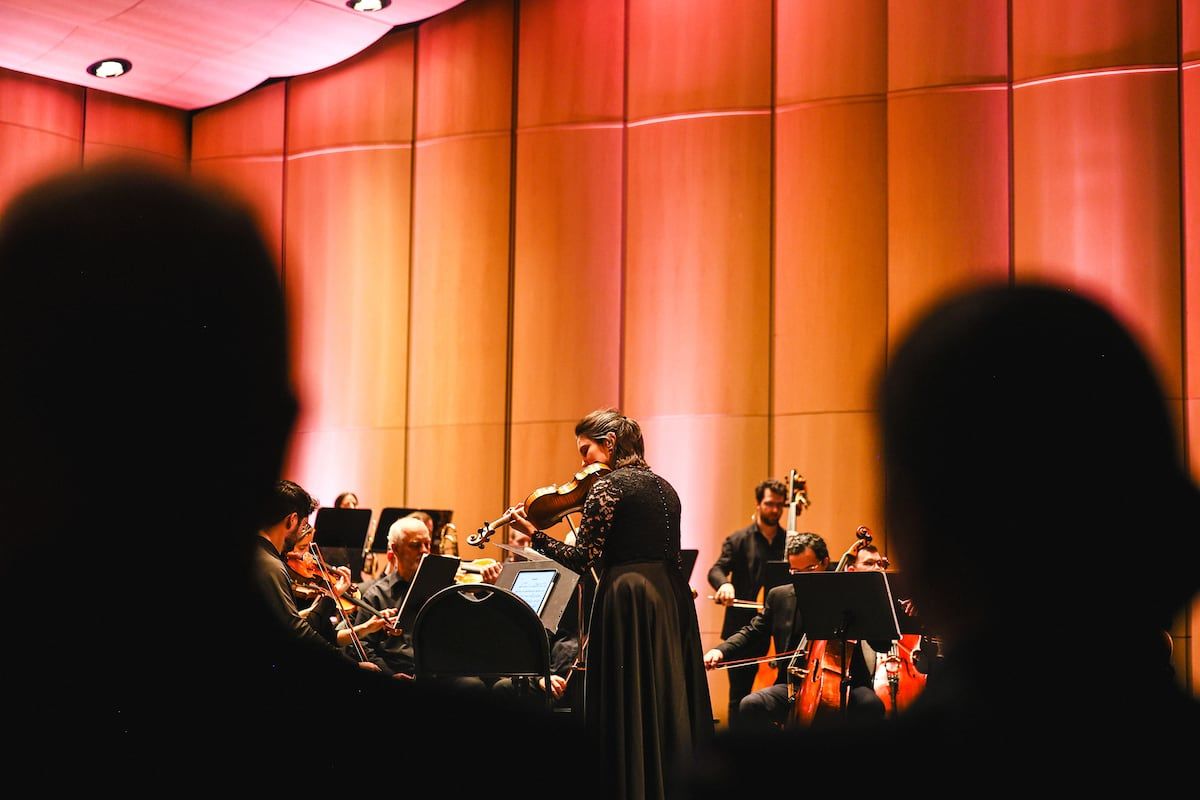 It is in a well -filled C theater that the fifth symphony of Beethoven resounded.