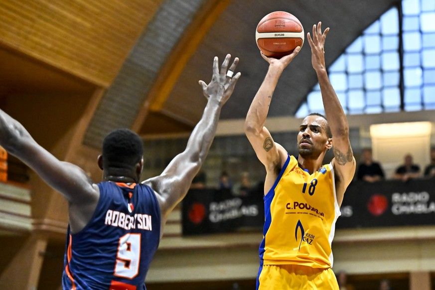 The Neuchatelois player Arkim Robertson, left, fight for the ball with the Vaudois player Thabo Sefolosha, right, during the second act of the quarter-finals of Play-off of the male championship of B ...