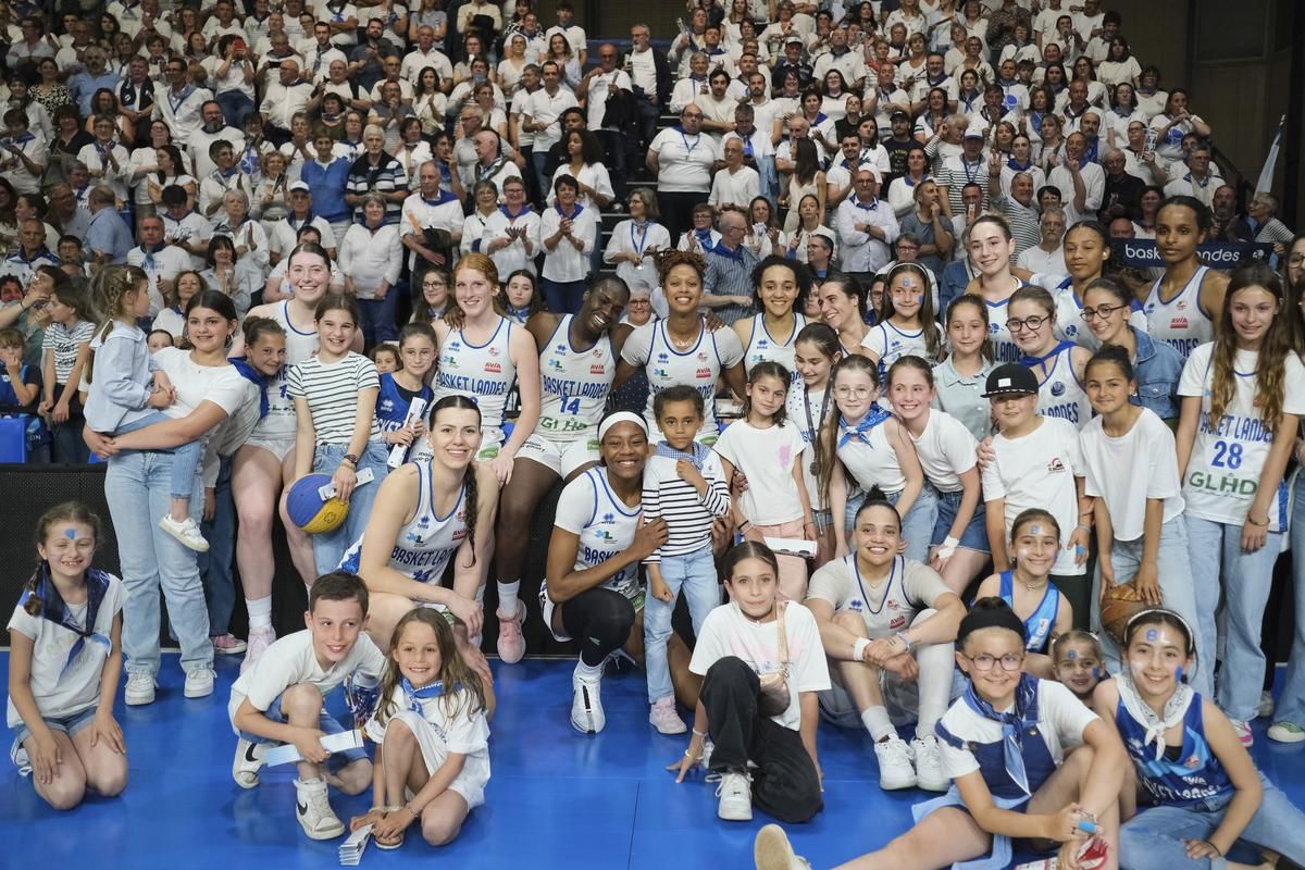 The souvenir photo with young supporters. Now destination the final.