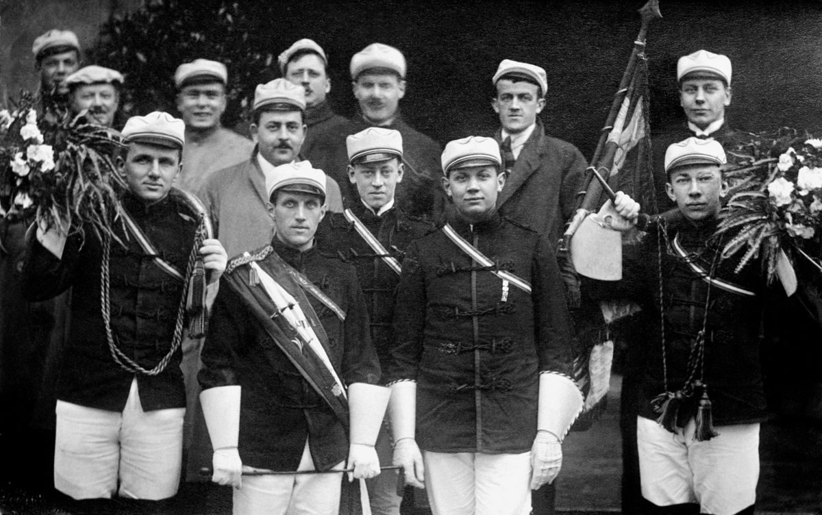 Max Petitpierre with members of the Zofingia, traditional outfit, 1920s. Max Petitpierre with members of the Zofingia, traditional outfit, 1920s.