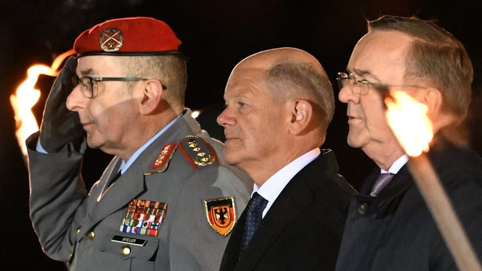 Olaf Scholz beim Zapfenstreich – links daneben der Generalinspekteur der Bundeswehr Carsten Breuer (60), rechts daneben Verteidigungsminister Boris Pistorius (65, SPD)