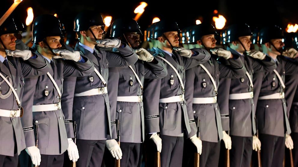 Soldaten verabschieden Scholz aus dem Amt