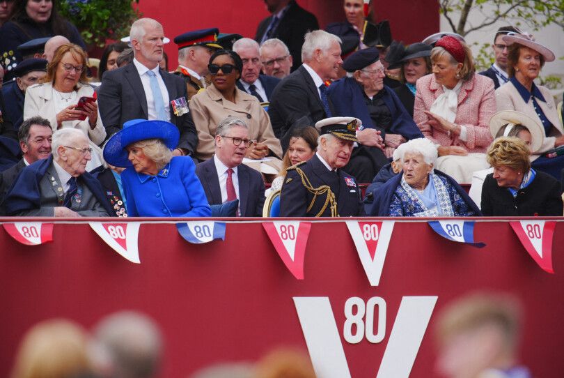 King Charles and Queen Camilla on May 8, 2025, surrounded by veterans and representatives of the generation who lived the Second World War.