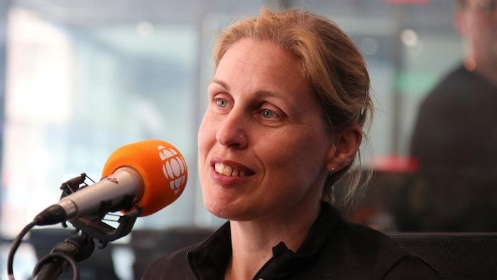 Marie-Pierre Lessard behind a microphone, in a Radio-Canada studio.