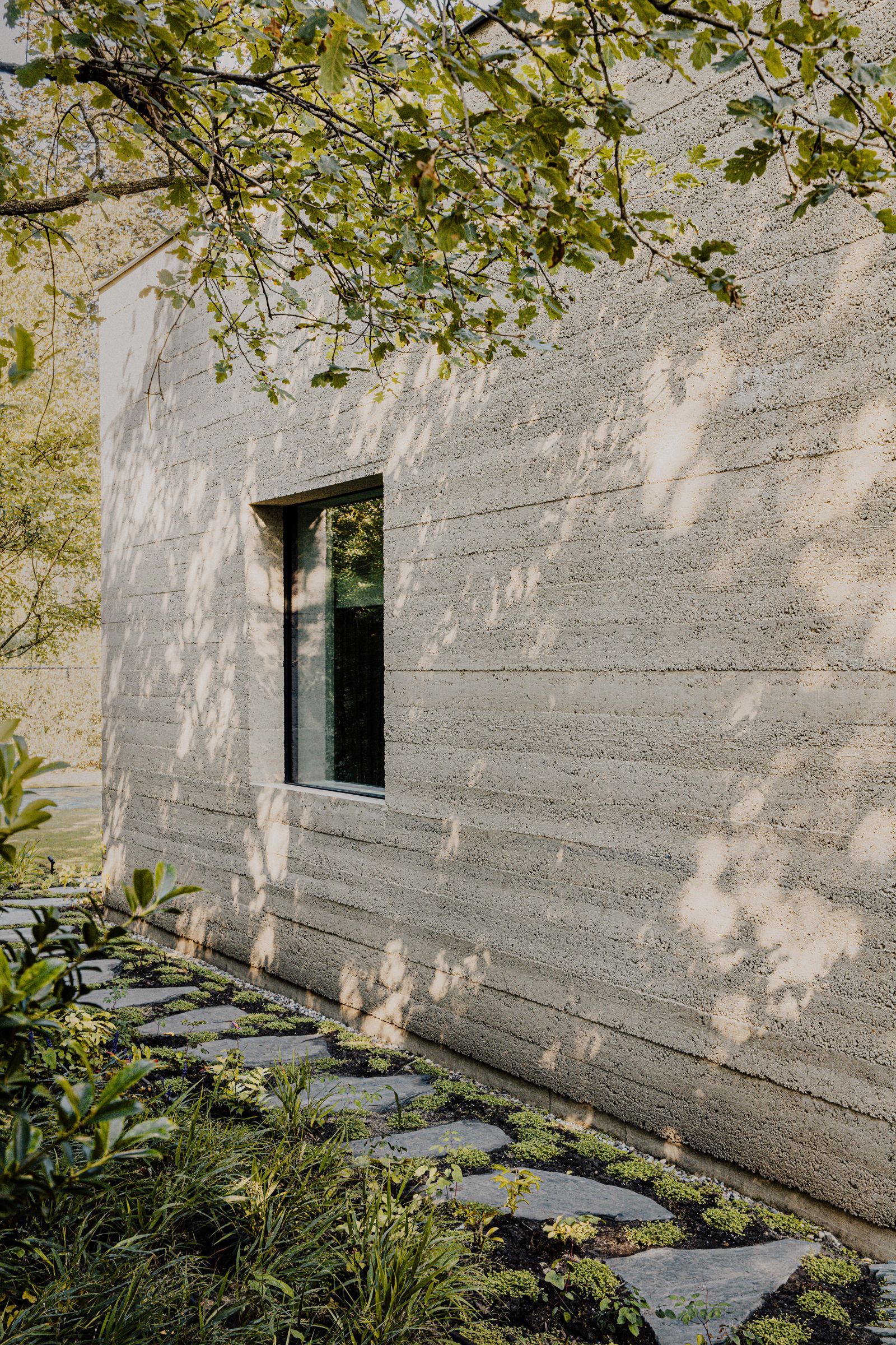 The facade in Constantial Bton has been made to measure by hand by craftsmen.