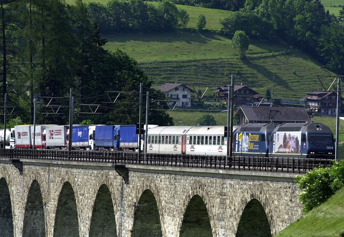 The Huckepack train n ° 43625, pulled by two Re 465 machines, crosses the viaduct near Futigen towards the Lötschberg in the SIM corridor. © Peter Schneider The Huckepack train n ° 43625, pulled by two Re 465 machines, crosses the viaduct near Futigen towards the Lötschberg in the SIM corridor. © Peter Schneider