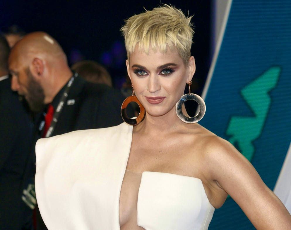 Katy Perry changed his look to adopt a hydrogenated blonde pixie cut.