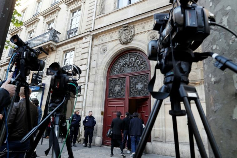TV cameras in front of the hotel where Kim Kardashian was stolen from jewelry on October 3, 2016 in Paris (AFP / Thomas Samson)
