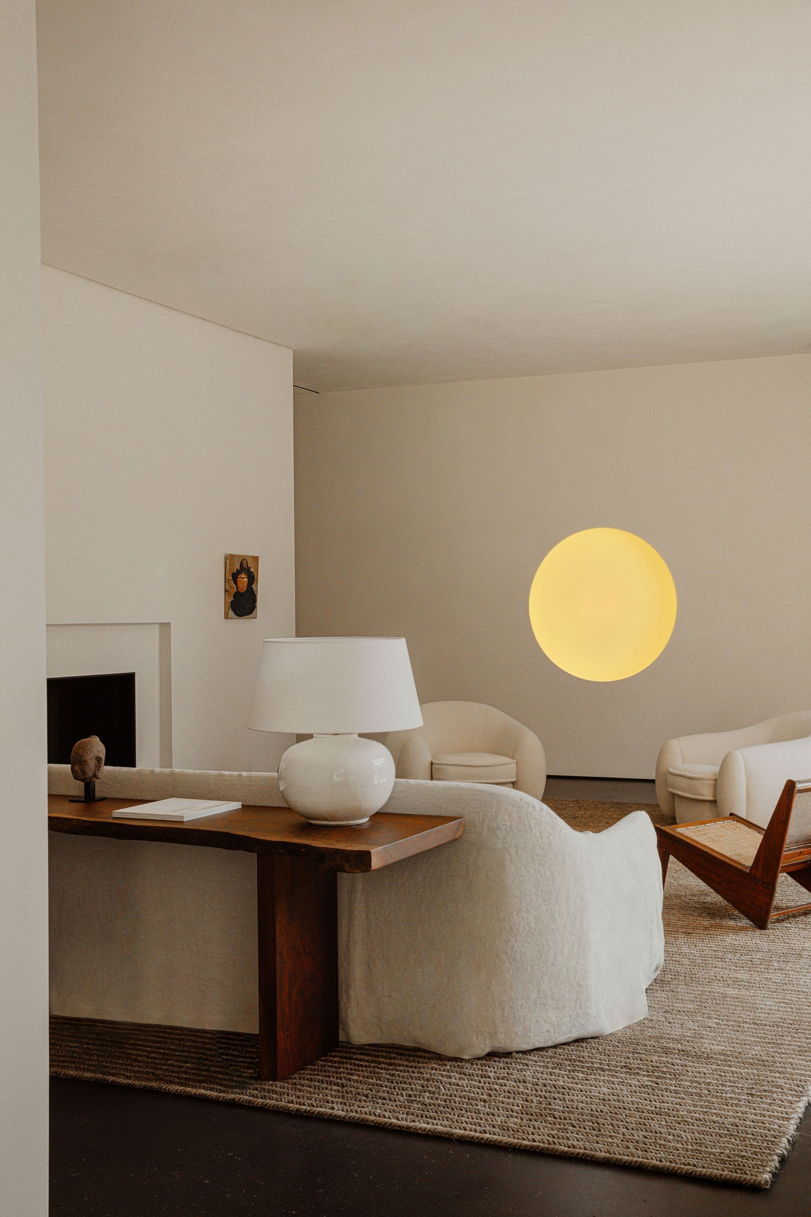 The living room installs a dreamlike atmosphere with the Extraordinary Circular 2020 Lovation wall of James Turrell. Left...