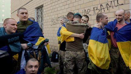 Ukrainian prisoners celebrated their release on April 19, 2025, in an unrecognized place. (Tetiana dzhafarova / AFP)