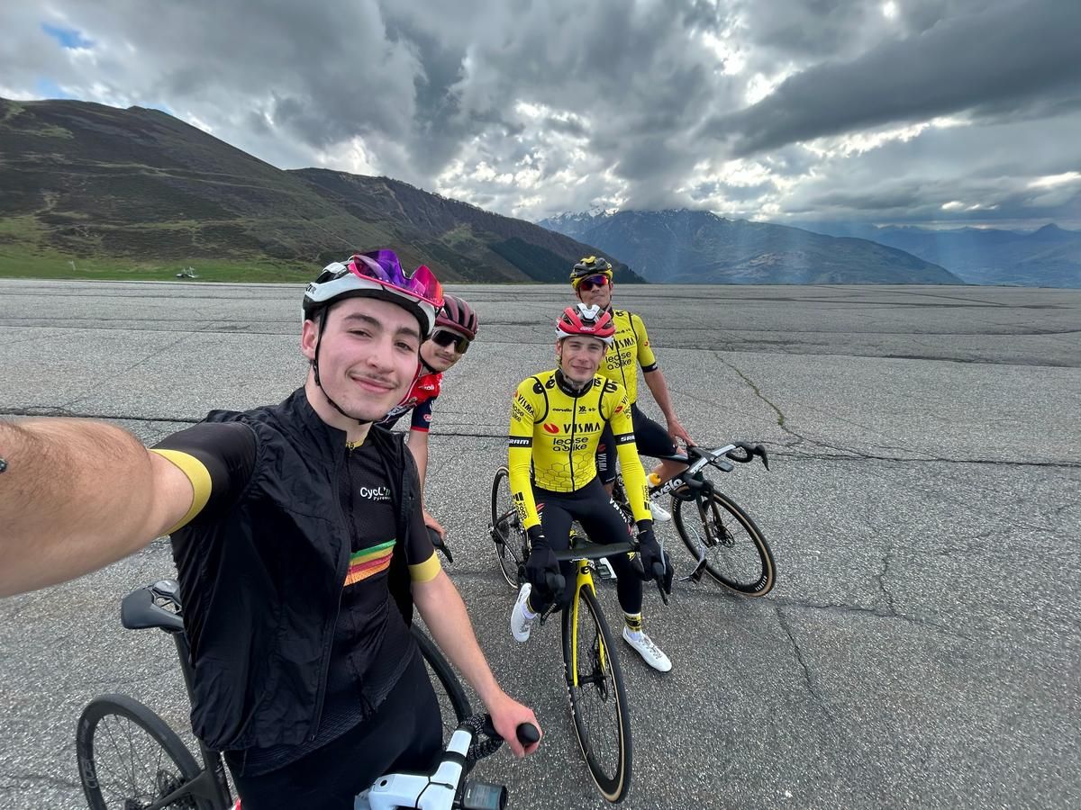 Paul Capelle took the time to immortalize this outing with Jonas Vingegaard and its Grischa sports director Niermann.