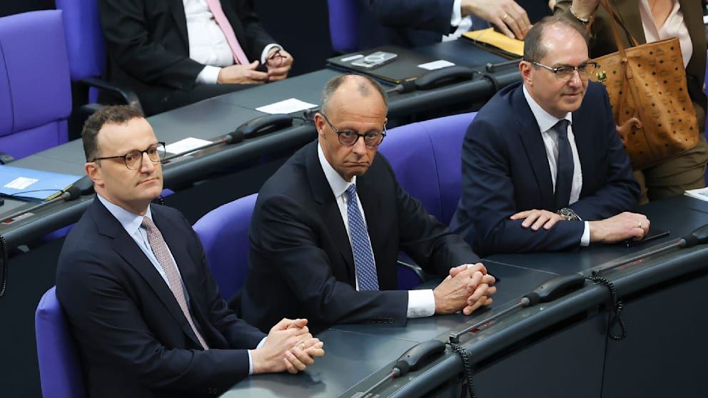 Merz neben seinen Vertrauten Jens Spahn und Alexander Dobrindt nach seiner verlorenen Wahl
