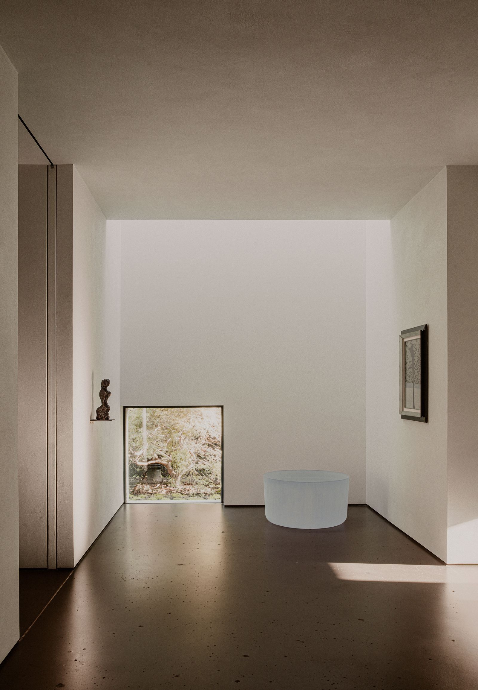 The house inserts on this room whose bass window sapparent at a work. On the left is 1960 a sculpture ...